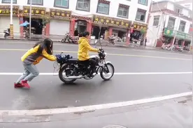 两个女生骑二手摩托车旅行，摩托车坏了到底发生了什么视频封面