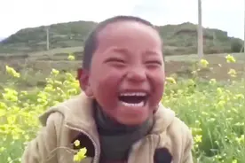 农村小男孩火了，这笑声太有感染力了，全中国人都跟着笑