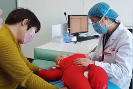 儿子发高烧，婆媳二人带儿子去医院检查，听过医生的话就放心了视频封面