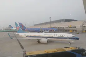 北京首都机场T2航站楼，漂亮的米老鼠涂装飞机视频封面