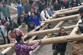 农村建造木房全过程，一家建房全村人来帮忙场面壮观