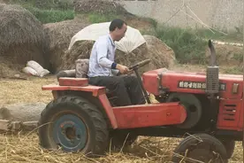 实拍甘肃农村拖拉机碾麦全过程，不能用收割机，还是传统方式收麦
