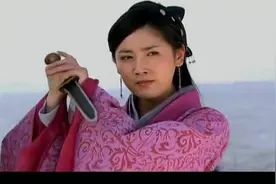 美女想在船上杀死仇人，仇人拿出刀向她腹中捅去，结局亮了视频封面