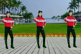 广场舞《陪你到老的人》又火啦！歌词意思好舞步轻松自如，好看