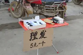 春节vlog:老板站街理发，一个人只收五块钱，一天能赚五六百块钱视频封面