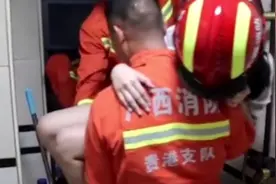 广西女子见网友遇险，爬出五楼窗躲避被困，被救后抱着消防员大哭视频封面