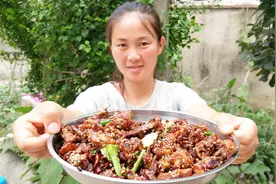 鸡腿好吃的做法，剁碎油炸再爆炒，香辣爽口，爱吃辣的别错过