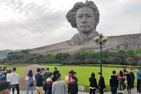 长沙橘子洲毛主席雕像，每天成百上千人瞻仰毛主席，伟大领袖！视频封面