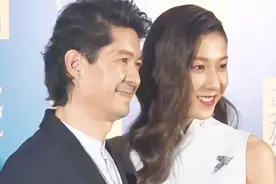 钟嘉欣携老公出席活动，满是甜蜜，但看起来却像父女！视频封面