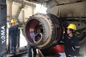 维修大型矿车！后轮油封漏油