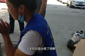 看看上海这边垃圾分类是怎么分的。一会回收了这么多衣服。还有点视频封面