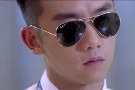 太尴尬了，男子乘坐飞机，大庭广众之下被检查出安全套视频封面
