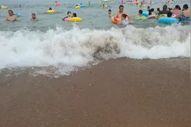 海滨城市日照沙滩，人山人海