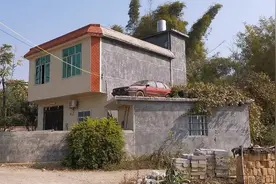 请问：在农村，这辆车是如何跑到居民房的楼顶上呢？视频封面