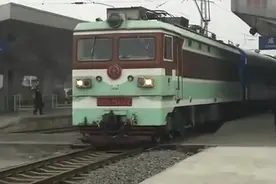 老视频，【天府之星】T8次成都开往北京西特快列车，成都站发车