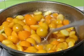教你在家制作金桔冰糖蜂蜜茶，润肺止咳又去火，春天吃最适合！视频封面
