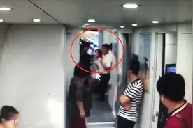 监控：男子高铁搭讪15岁少女不成动手骚扰 被拒后还谩骂打人视频封面