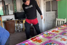 哥哥这是怎么了，突然这样回来了，把秀秀跟母亲笑坏了
