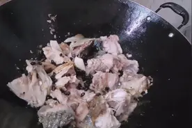 农村小伙教你做红烧草鱼头，鱼香无腥味，汤鲜味浓，下饭太香了视频封面