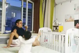 爸爸，求求你了，给我来一口吧！我受不了了