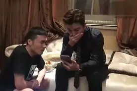 贾乃亮手机直播看里约奥运女排夺冠瞬间，激动大喊中国女排我爱你