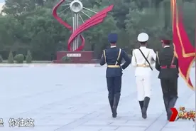 三军仪仗队旗手护旗手日常训练，被两个护旗手帅到！颜值太高了！视频封面