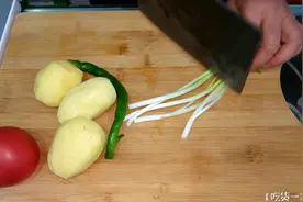 西红柿土豆汤的制作全过程，食材简单，酸爽下饭