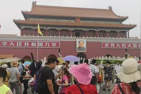 天安门城楼修缮完毕终于可以登了，人们很激动
