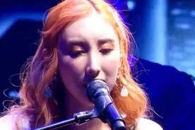 许靖韵吉他弹唱陈粒歌曲《小半》，画面超美！歌声婉转动人视频封面