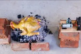 小伙想吃烤鸡，制作一台自动翻面机，烤出来的鸡太好吃了，点个赞视频封面
