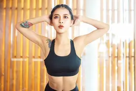 第一次做空中瑜伽的我，要手动翻身…视频封面