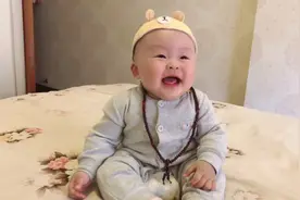 刚满6个月萌娃一逗就笑，全家人的开心果，搞笑镜头送大伙乐一乐