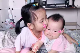 弟弟早上哭了，因为醒来没有看到姐姐，看姐姐怎么安慰他视频封面