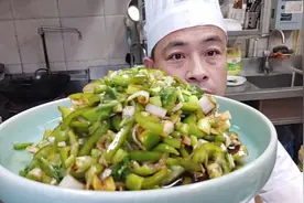 这才是“辣椒拌大葱”的家庭做法，简单实用，好吃到老泪纵横视频封面