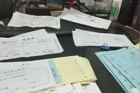 病假一天扣100元，积攒的工作一点也不少干，漂泊在外的人伤不起视频封面