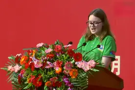 俄罗斯美女，14岁学汉语，喜欢中国书法视频封面