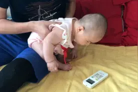五个月婴儿还不会坐先学会蹦了视频封面