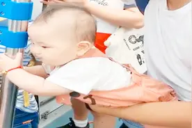 抱娃坐地铁宝宝还会握紧扶手，怎么没人让座的？视频封面