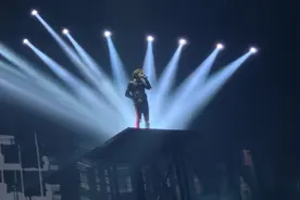 薛之谦香港演唱会《摩天大楼》，喜欢这样风格的歌视频封面