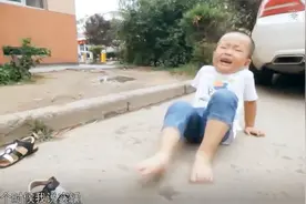 暴躁小子是个小无赖，倒地哭闹就耍赖，妈妈迷茫又无助！视频封面