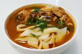 想吃刀削面自己在家做，面条劲道爽滑汤汁鲜香，做法简单一学就会