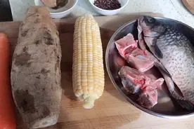 奕奕妈边煲汤边陪孩子练琴，看着𥦬外的夕阳，想念远方的父母！视频封面