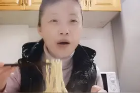 36码的脚穿45码的鞋，方便面当晚餐，苏州主妇开启省钱模式