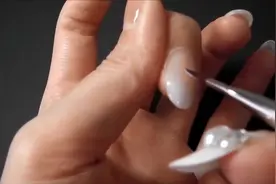 在家自己做美甲，白色渐层指彩教程，简直太好看！
