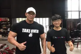 打卡徐州鹿家门，健身朝圣地，跟小哥哥一块与鹿晨辉合影！视频封面