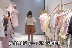经典卡其色短裤搭小衫这样的“奶茶系配色”养眼到醉心，太暖心了视频封面