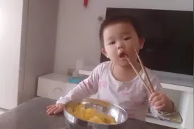 15个月的宝宝用筷子吃饭，太牛了