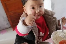 宝宝吃饭太心急，没等妈妈盛好饭，急得嗷嗷叫，吃起饭来可真香