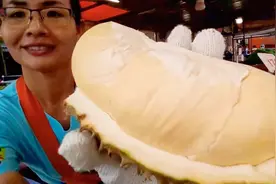 泰国榴莲摊主 切果型饱满金枕榴莲，大块果肉太赞了吧？视频封面