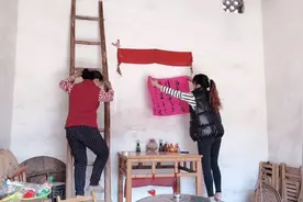 打工妹回广西老家过年，3年才能贴一次对联你见过吗？到底啥原因